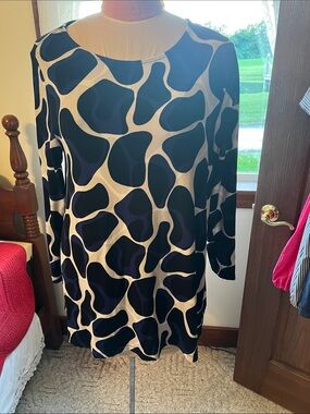 Long-Sleeve Black and White Abstract Pattern Shift Dress